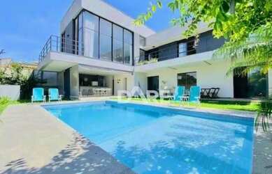 Imagem: A casa possui 3 Dormitórios, 2 Banheiros, 4 Vagas na garagem