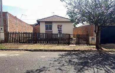 Imagem: A casa possui 2 Dormitórios, 1 Banheiro, 200m² de Área e