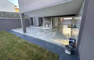 Imagem: A casa possui 2 Dormitórios, 2 Banheiros, 2 Vagas na garagem