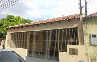 Imagem: A casa possui 2 Dormitórios, 1 Banheiro, 2 Vagas na garagem