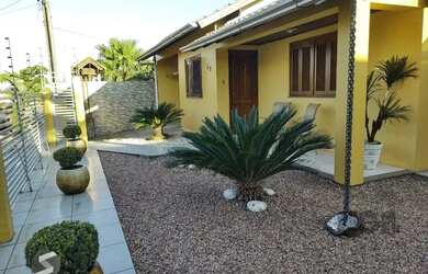 Imagem: A casa possui 4 Dormitórios, 1 Banheiro, 3 Vagas na garagem