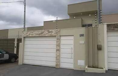 Imagem: A casa possui 3 Dormitórios, 2 Banheiros, 2 Vagas na garagem