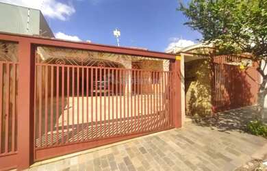 Imagem: A casa possui 5 Dormitórios, 5 Banheiros, 4 Vagas na garagem