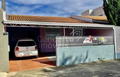 Imagem: A casa possui 3 Dormitórios, 1 Banheiro, 2 Vagas na garagem