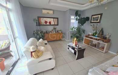 Imagem: A casa possui 5 Dormitórios, 3 Banheiros, 4 Vagas na garagem