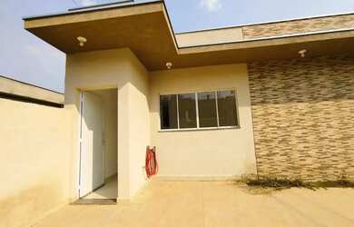 Imagem: A casa possui 3 Dormitórios, 2 Banheiros, 3 Vagas na garagem