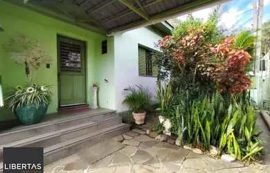 Imagem: A casa possui 3 Dormitórios, 2 Banheiros, 4 Vagas na garagem