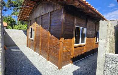 Imagem: A casa possui 2 Dormitórios e 1 Banheiro e está localizado