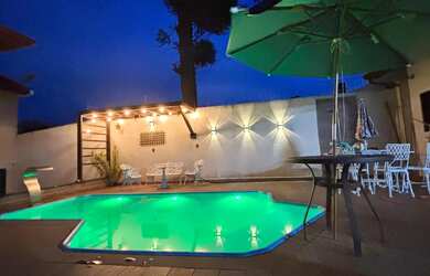 Imagem: A casa possui 5 Dormitórios, 4 Banheiros, 4 Vagas na garagem