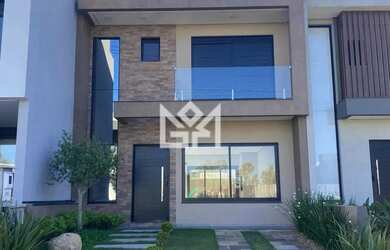 Imagem: A casa possui 3 Dormitórios, 3 Banheiros, 1 Vaga na garagem