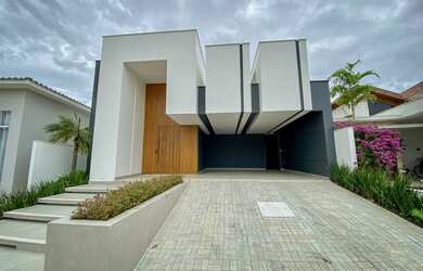 Imagem: A casa possui 3 Dormitórios, 3 Banheiros, 2 Vagas na garagem