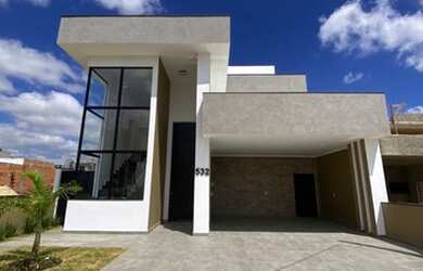 Imagem: A casa em condomínio possui 3 Dormitórios, 1 Banheiro, 4 Vagas