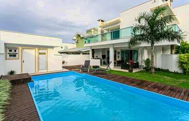 Imagem: A casa possui 5 Dormitórios, 4 Banheiros, 2 Vagas na garagem