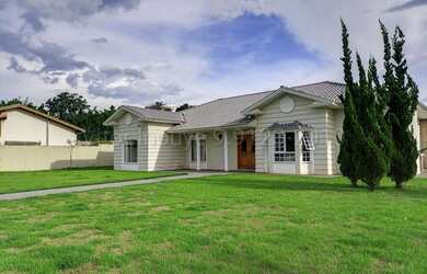 Imagem: A casa em condomínio possui 3 Dormitórios, 4 Banheiros, 2