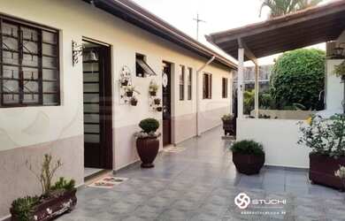 Imagem: A casa possui 4 Dormitórios, 2 Banheiros, 2 Vagas na garagem