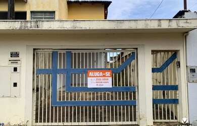 Imagem: A casa possui 3 Dormitórios, 2 Banheiros, 2 Vagas na garagem