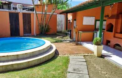 Imagem: A casa possui 3 Dormitórios, 2 Banheiros, 2 Vagas na garagem