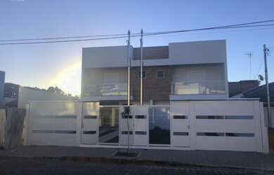 Imagem: A casa possui 3 Dormitórios, 3 Banheiros, 2 Vagas na garagem