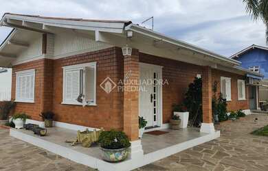 Imagem: A casa possui 3 Dormitórios, 1 Banheiro e 142m² de Área e