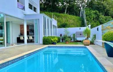 Imagem: A casa possui 3 Dormitórios, 4 Banheiros, 2 Vagas na garagem