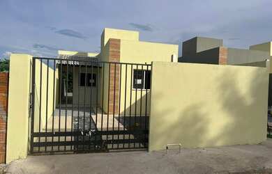 Imagem: A casa possui 3 Dormitórios, 1 Banheiro, 2 Vagas na garagem