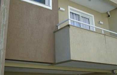 Imagem: A casa possui 3 Dormitórios, 1 Banheiro, 2 Vagas na garagem