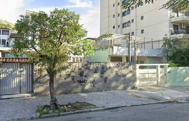 Imagem: A casa possui 5 Dormitórios, 2 Banheiros, 2 Vagas na garagem