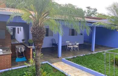 Imagem: A casa possui 4 Dormitórios, 3 Banheiros, 2 Vagas na garagem