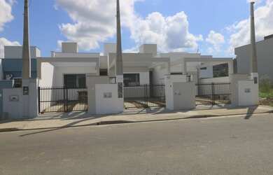 Imagem: A casa possui 3 Dormitórios, 2 Banheiros, 1 Vaga na garagem