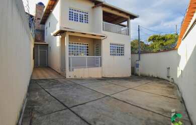 Imagem: A casa possui 5 Dormitórios, 2 Banheiros, 3 Vagas na garagem