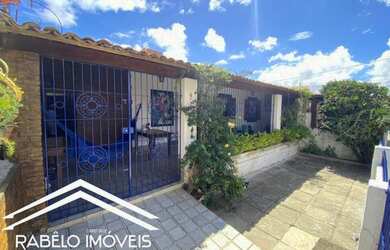 Imagem: A casa possui 3 Dormitórios, 2 Banheiros, 2 Vagas na garagem