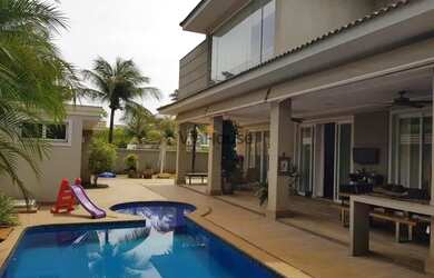 Imagem: A casa possui 4 Dormitórios, 5 Banheiros, 5 Vagas na garagem