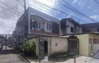 Imagem: A casa possui 3 Dormitórios, 2 Banheiros, 2 Vagas na garagem