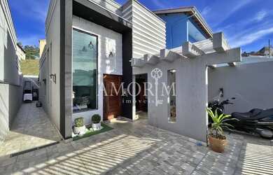 Imagem: A casa possui 2 Dormitórios, 2 Banheiros, 2 Vagas na garagem