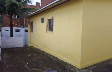 Imagem: A casa possui 2 Dormitórios e 2 Banheiros e está localizado