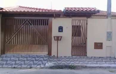 Imagem: A casa possui 2 Dormitórios, 2 Banheiros, 2 Vagas na garagem