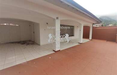 Imagem: A casa possui 3 Dormitórios, 3 Banheiros, 4 Vagas na garagem