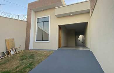 Imagem: A casa possui 3 Dormitórios, 1 Banheiro, 2 Vagas na garagem