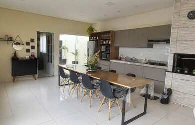 Imagem: A casa possui 2 Dormitórios, 2 Banheiros, 4 Vagas na garagem