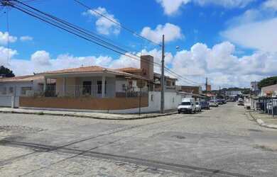 Imagem: A casa possui 4 Dormitórios, 4 Banheiros, 5 Vagas na garagem