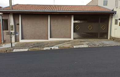 Imagem: A casa possui 2 Dormitórios, 1 Banheiro, 2 Vagas na garagem