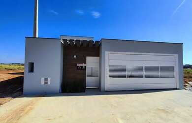 Imagem: A casa possui 3 Dormitórios, 2 Banheiros, 2 Vagas na garagem