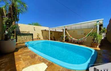 Imagem: A casa possui 3 Dormitórios, 3 Banheiros, 4 Vagas na garagem