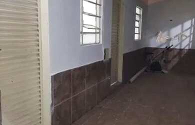 Imagem: A casa possui 1 Dormitório, 1 Banheiro, 1 Vaga na garagem e