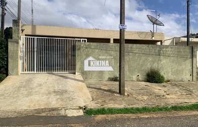 Imagem: A casa possui 3 Dormitórios, 2 Banheiros, 1 Vaga na garagem