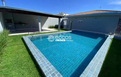 Imagem: A casa possui 4 Dormitórios, 5 Banheiros, 3 Vagas na garagem