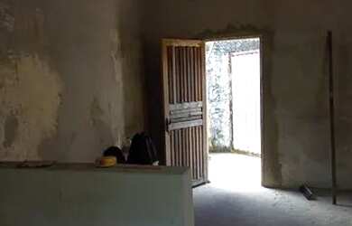 Imagem: A casa possui 2 Dormitórios, 1 Banheiro, 2 Vagas na garagem