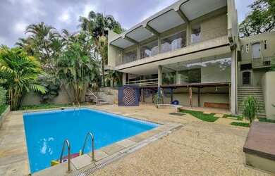 Imagem: A casa possui 5 Dormitórios, 5 Banheiros, 5 Vagas na garagem