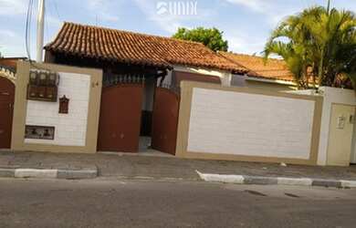 Imagem: A casa possui 3 Dormitórios, 1 Banheiro, 2 Vagas na garagem