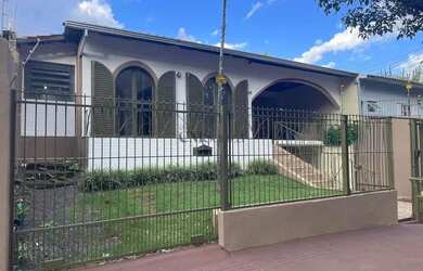 Imagem: A casa possui 3 Dormitórios, 4 Banheiros, 2 Vagas na garagem